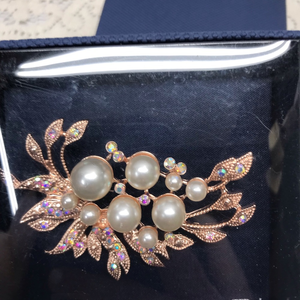 NWT. Tahari Diamond & Pearl costume jewelry pin. - Picture 2 of 6
